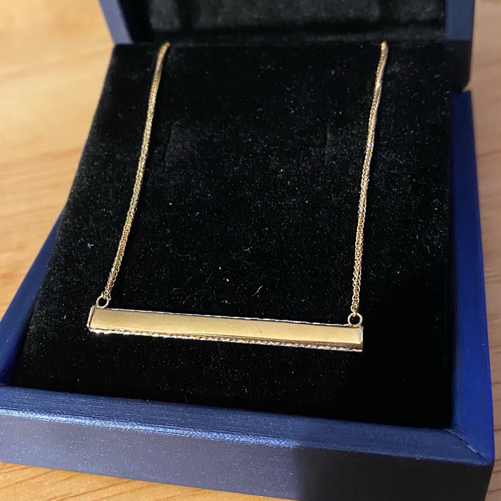 ☘️14k solid gold, Diamond cut, 2.3 grams, 
18 inch bar necklace. Made in Italy